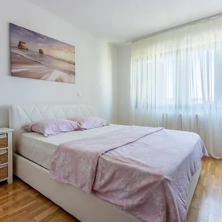 App For 2 In Center Of Gabi I Luka