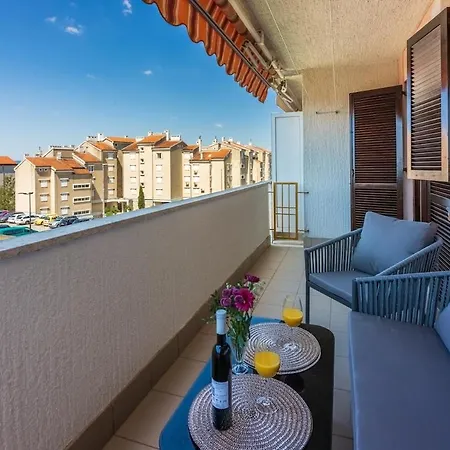 App For 2 In Center Of Gabi I Luka *
