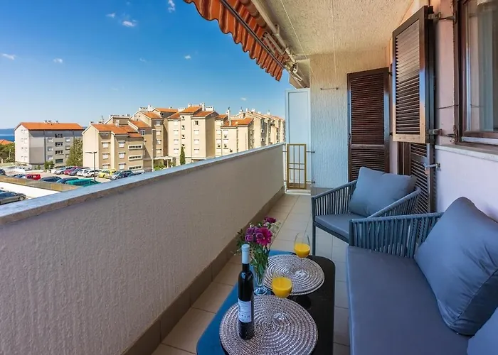 App For 2 In Center Of Gabi I Luka *